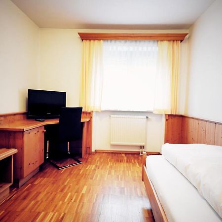 فندق Gruener Baum Garni كرومباخ المظهر الخارجي الصورة